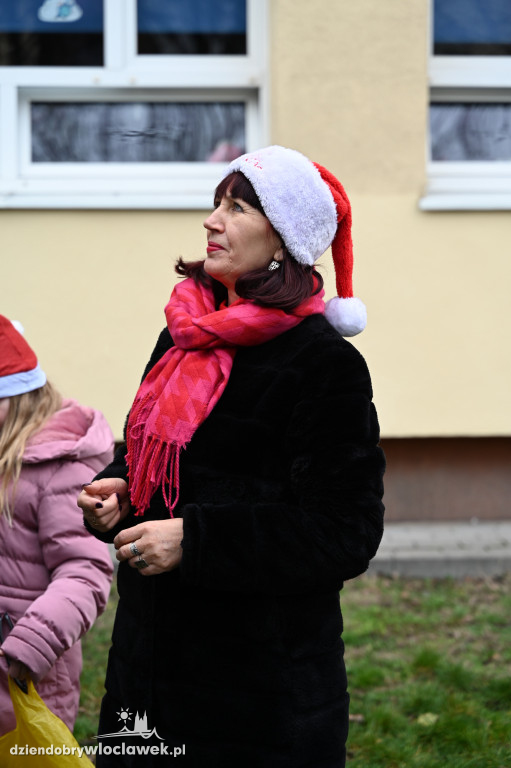 Ubieranie śródmiejskiej choinki w SP3