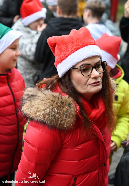 Ubieranie śródmiejskiej choinki w SP3