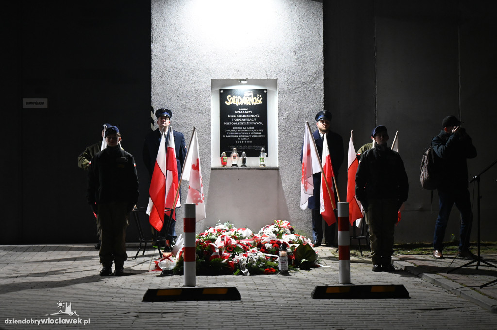 Złożenie kwiatów z okazji 44. rocznicy Stanu Wojennego
