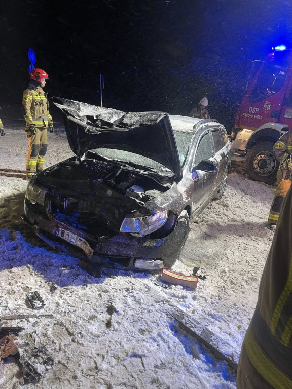 Auto uderzyło w ogrodzenie cmentarza w Dąbiu Kujawskim