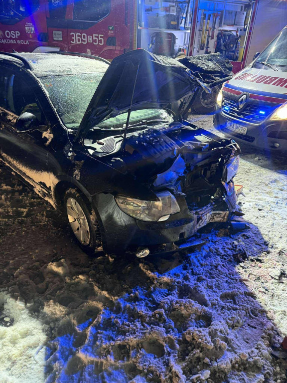 Auto uderzyło w ogrodzenie cmentarza w Dąbiu Kujawskim