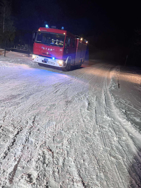 Auto uderzyło w ogrodzenie cmentarza w Dąbiu Kujawskim