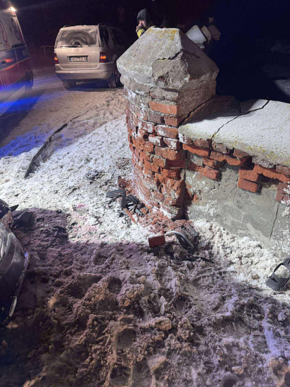 Auto uderzyło w ogrodzenie cmentarza w Dąbiu Kujawskim