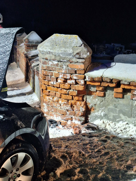 Auto uderzyło w ogrodzenie cmentarza w Dąbiu Kujawskim