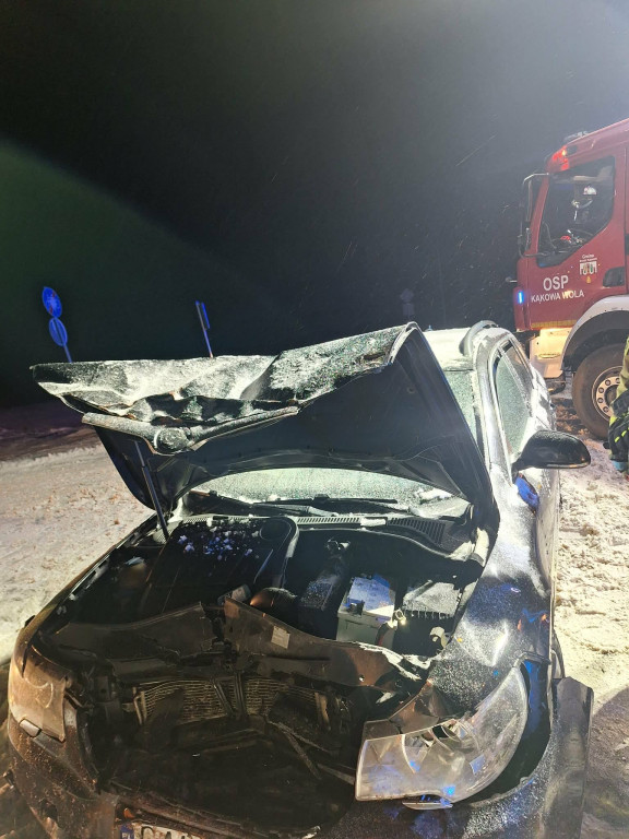 Auto uderzyło w ogrodzenie cmentarza w Dąbiu Kujawskim