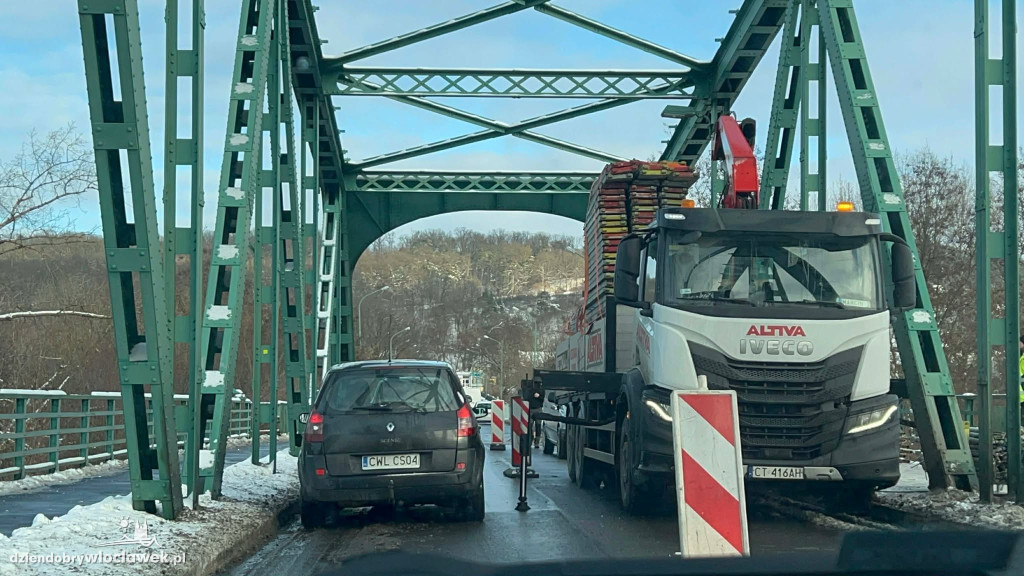 Ruch wahadłowy na moście stalowym - ruszył remont