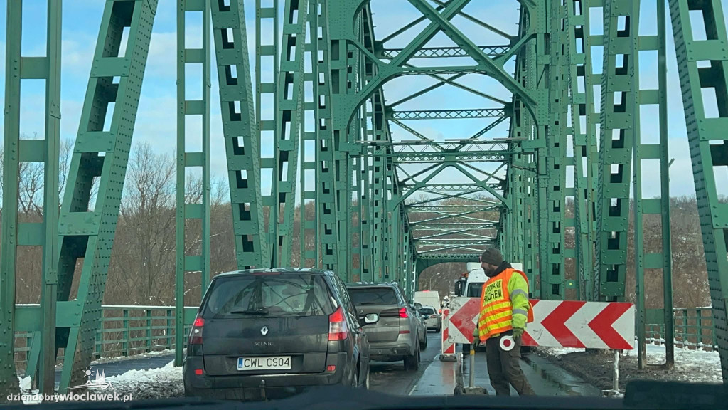 Ruch wahadłowy na moście stalowym - ruszył remont