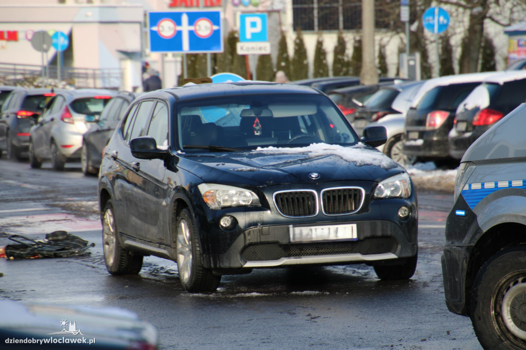 Potrącenie dwóch osób na przejściu dla pieszych