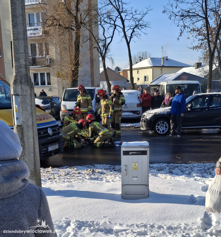 Potrącenie dwóch osób na przejściu dla pieszych