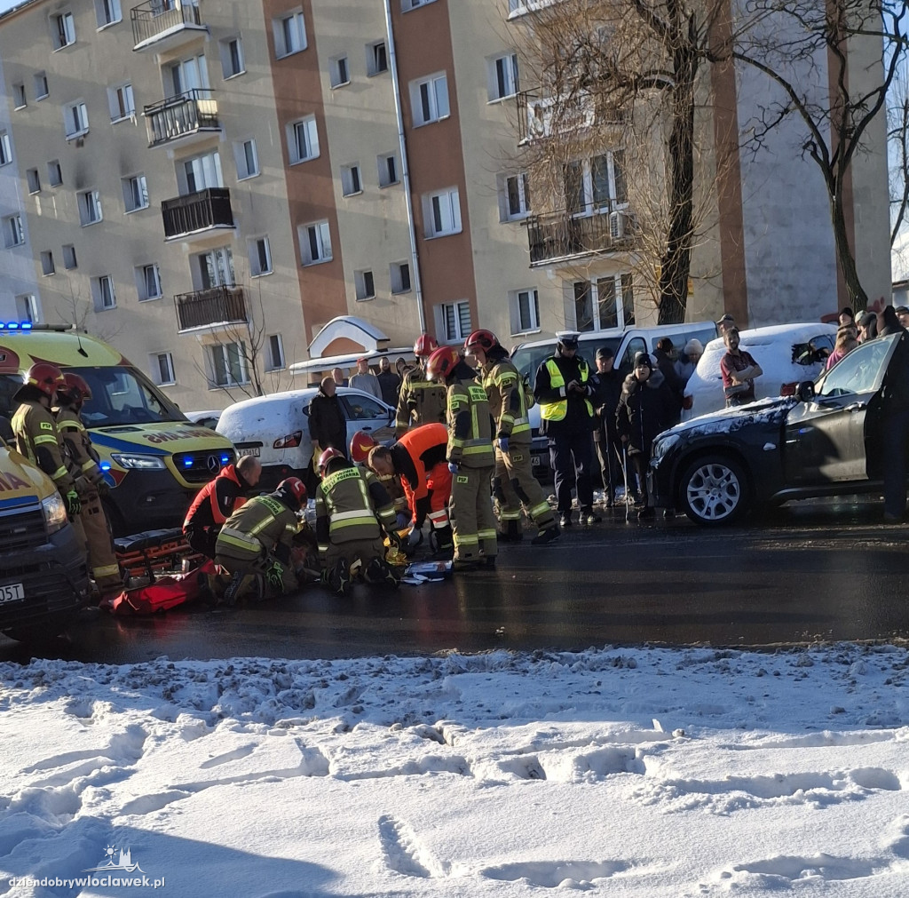 Potrącenie dwóch osób na przejściu dla pieszych