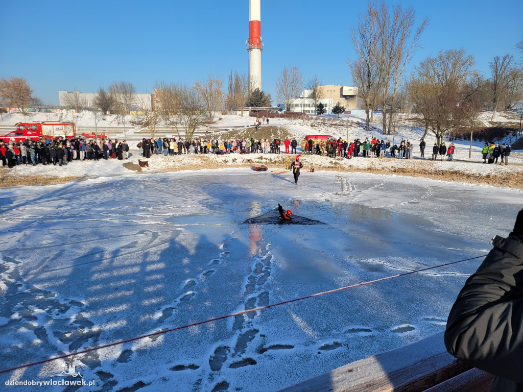 Pokaz akcji ratunkowej na lodzie w Parku na Słodowie