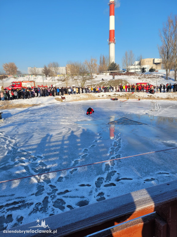 Pokaz akcji ratunkowej na lodzie w Parku na Słodowie