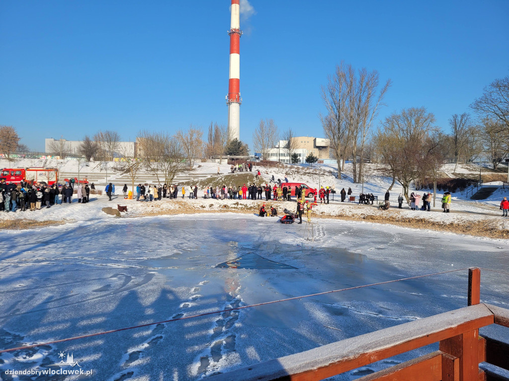 Pokaz akcji ratunkowej na lodzie w Parku na Słodowie