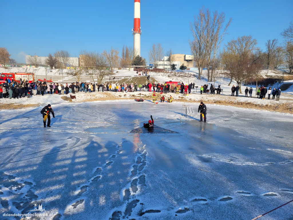 Pokaz akcji ratunkowej na lodzie w Parku na Słodowie