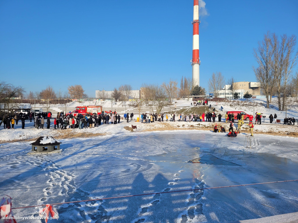 Pokaz akcji ratunkowej na lodzie w Parku na Słodowie