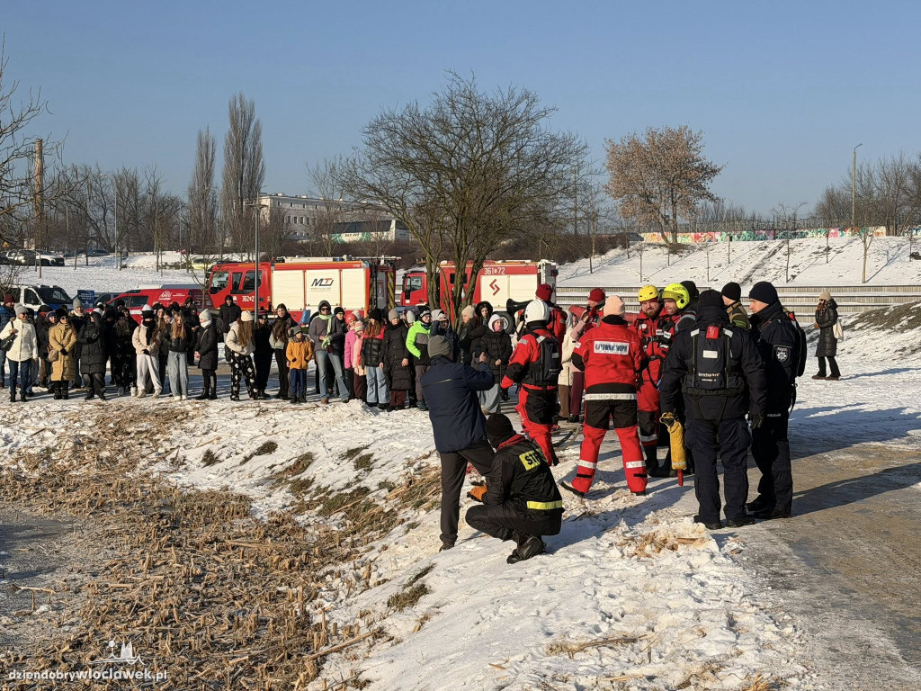 Pokaz akcji ratunkowej na lodzie w Parku na Słodowie