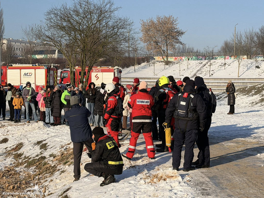Pokaz akcji ratunkowej na lodzie w Parku na Słodowie