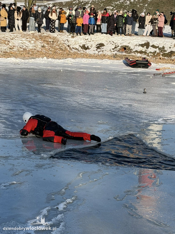 Pokaz akcji ratunkowej na lodzie w Parku na Słodowie