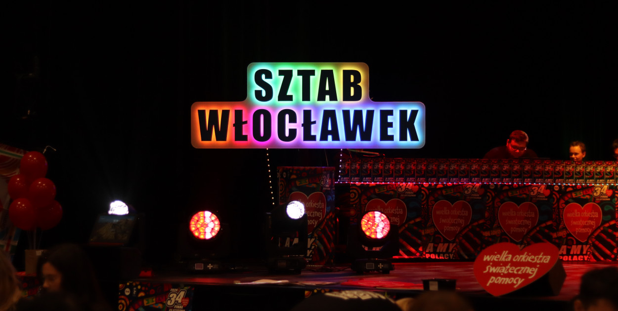 Sztab WOŚP - liczenie pieniędzy z puszek