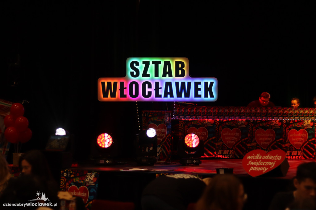 Sztab WOŚP - liczenie pieniędzy z puszek