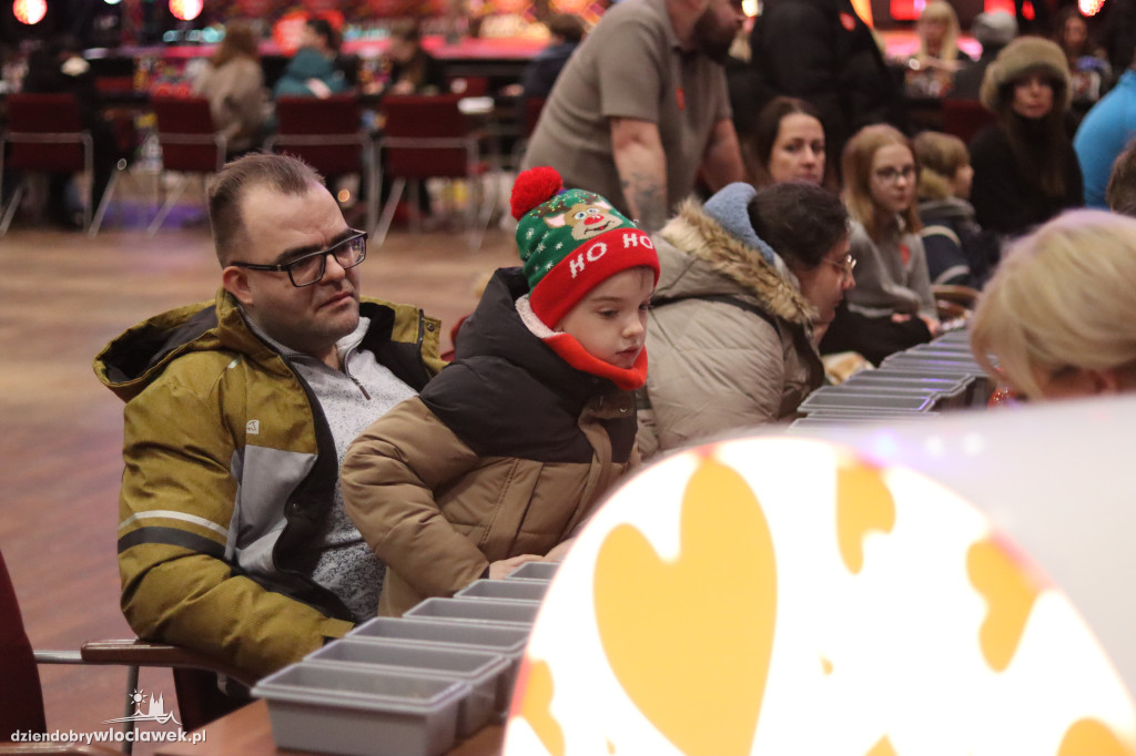 Sztab WOŚP - liczenie pieniędzy z puszek