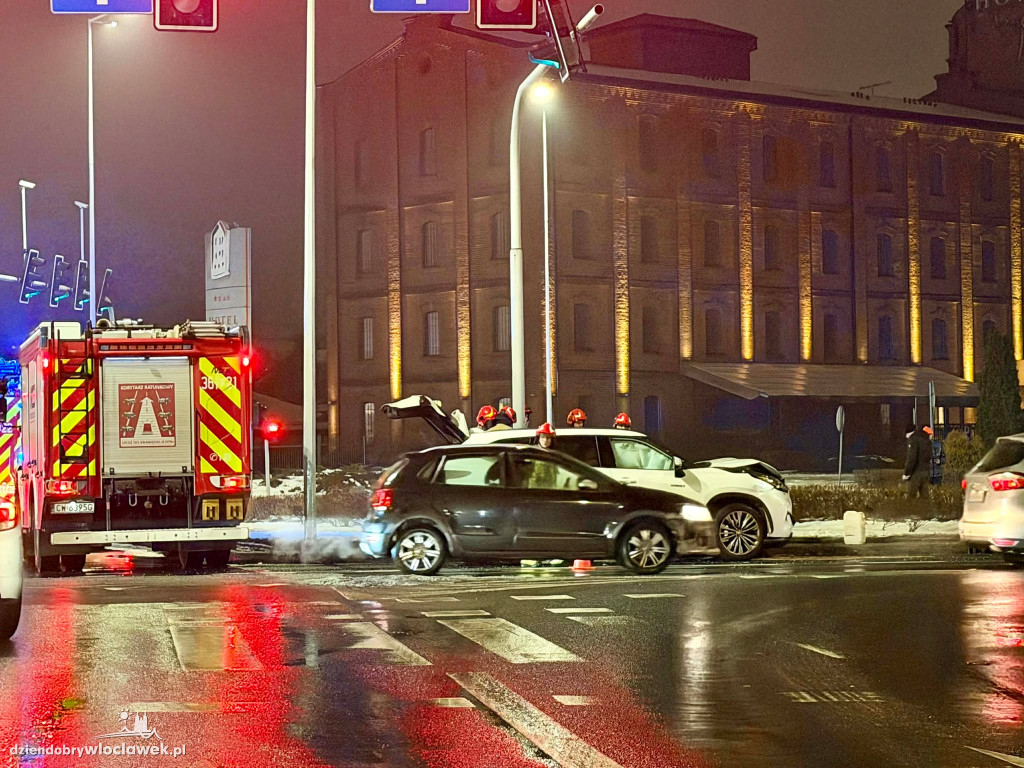 Zderzenie toyoty i volkswagena koło hotelu Młyn