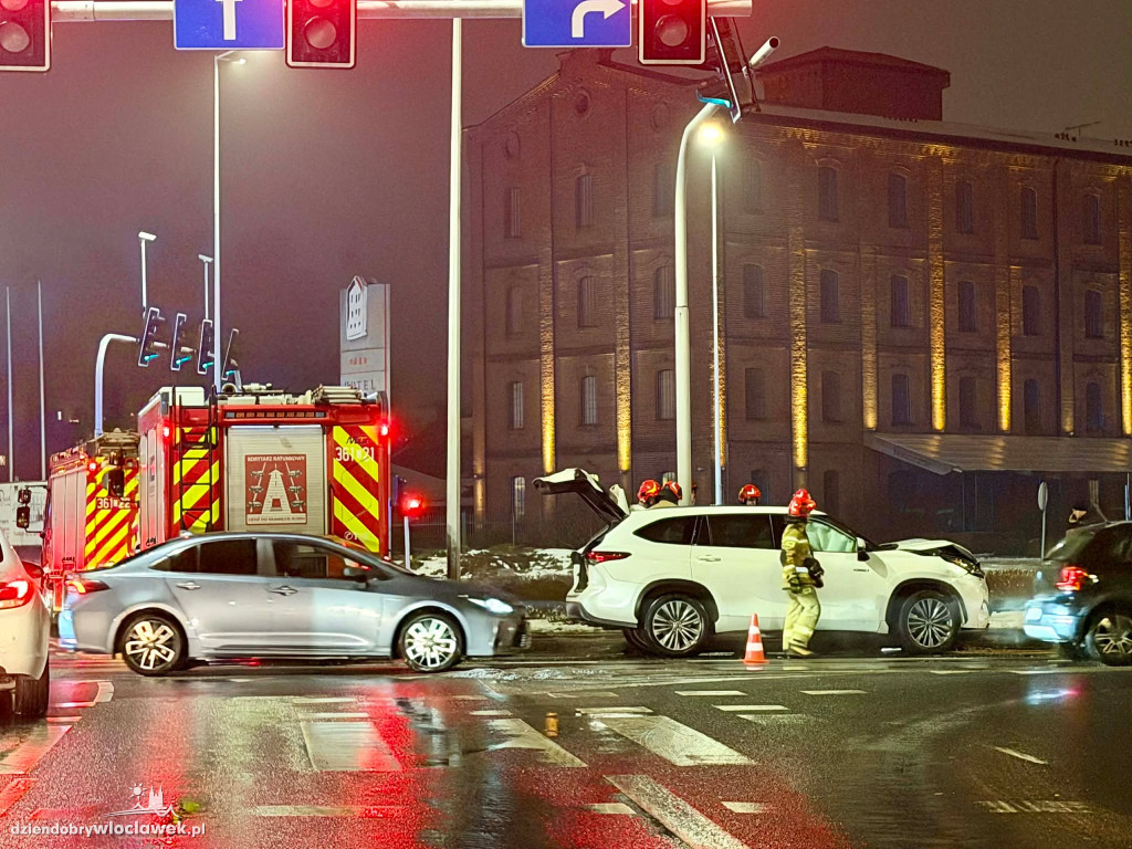 Zderzenie toyoty i volkswagena koło hotelu Młyn