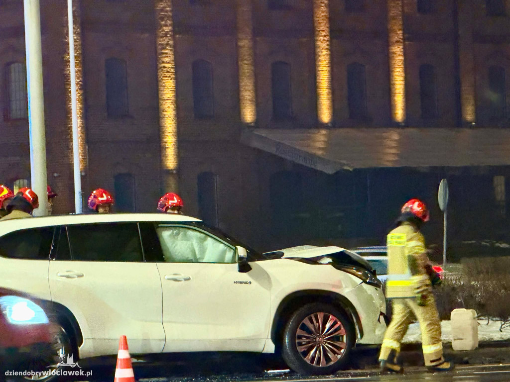 Zderzenie toyoty i volkswagena koło hotelu Młyn