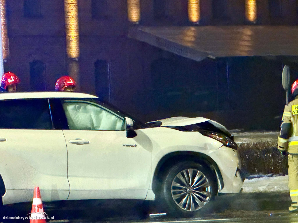 Zderzenie toyoty i volkswagena koło hotelu Młyn