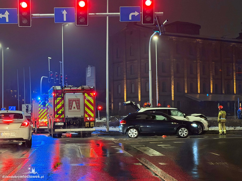 Zderzenie toyoty i volkswagena koło hotelu Młyn