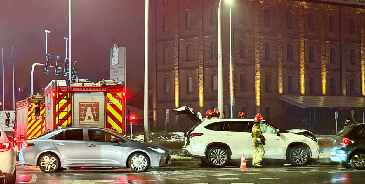 Zderzenie toyoty i volkswagena koło hotelu Młyn