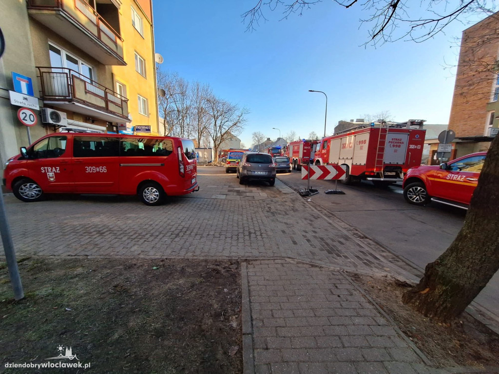 Ratownicy przeszukują gruzowisko przy Chmielnej