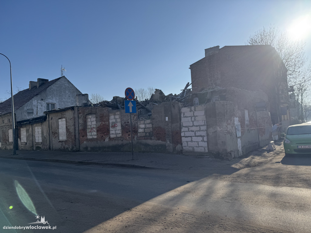Ratownicy przeszukują gruzowisko przy Chmielnej