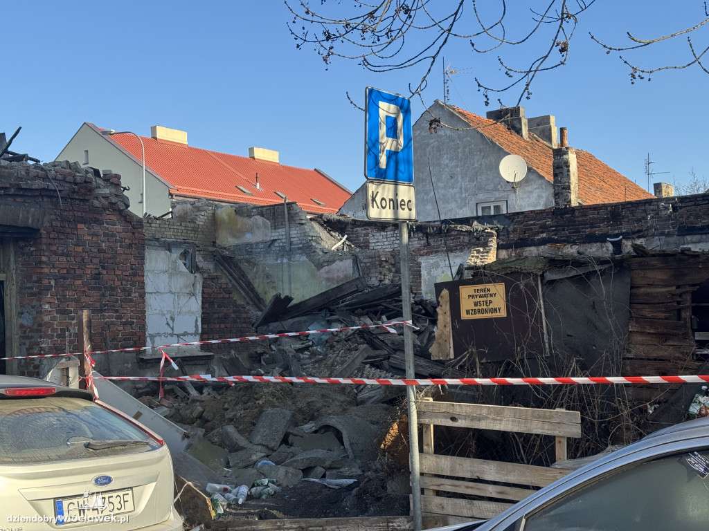 Ratownicy przeszukują gruzowisko przy Chmielnej