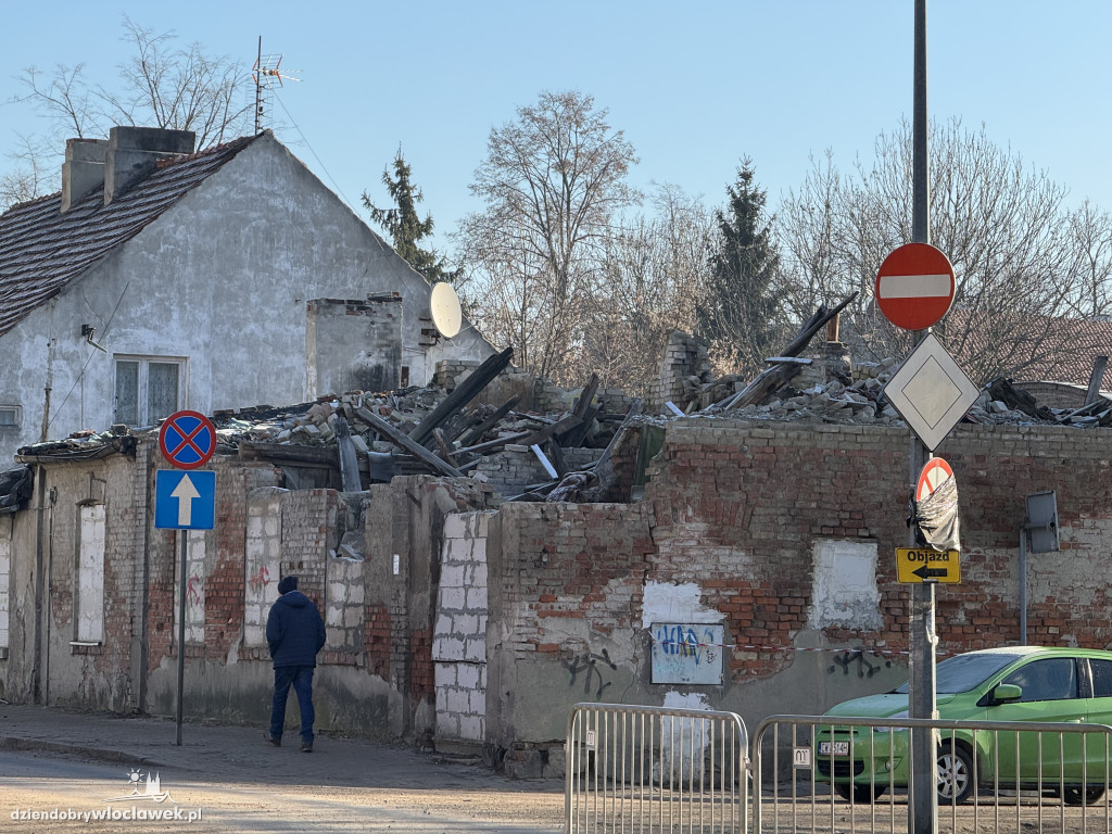 Ratownicy przeszukują gruzowisko przy Chmielnej