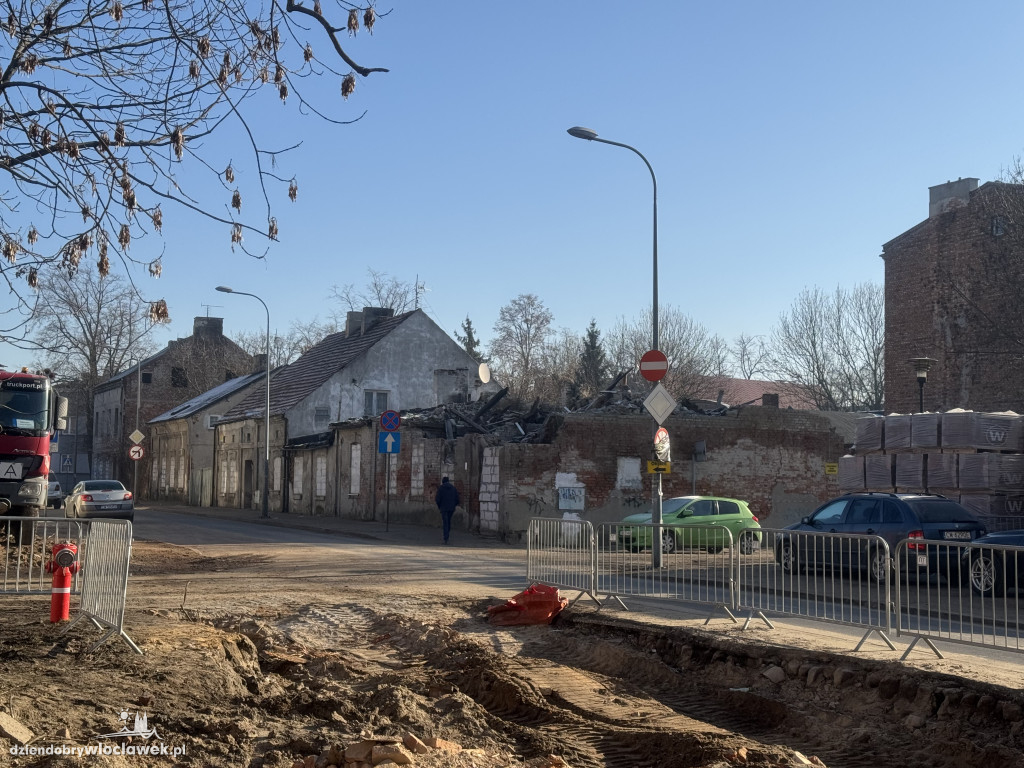 Ratownicy przeszukują gruzowisko przy Chmielnej