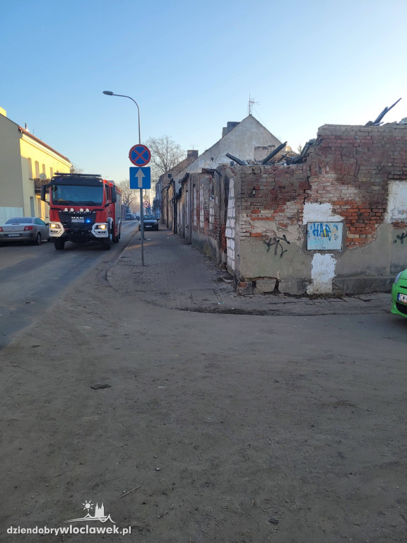 Ratownicy przeszukują gruzowisko przy Chmielnej