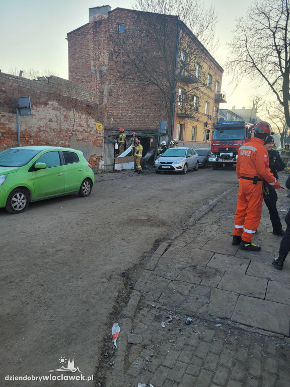 Ratownicy przeszukują gruzowisko przy Chmielnej