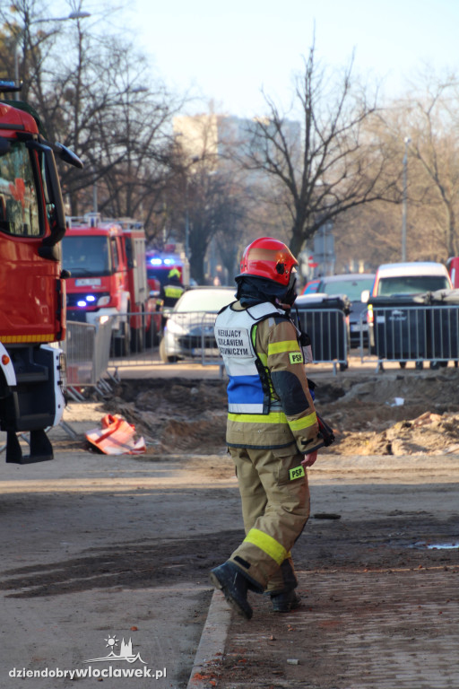 Ratownicy przeszukują gruzowisko przy Chmielnej