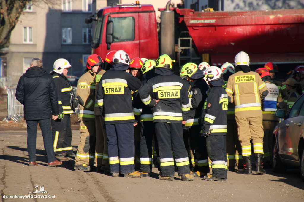 Ratownicy przeszukują gruzowisko przy Chmielnej