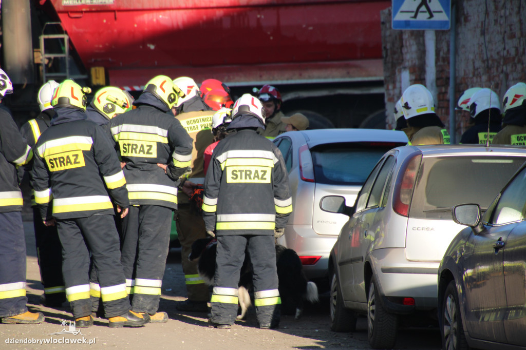 Ratownicy przeszukują gruzowisko przy Chmielnej