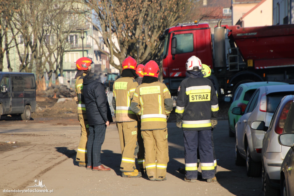 Ratownicy przeszukują gruzowisko przy Chmielnej