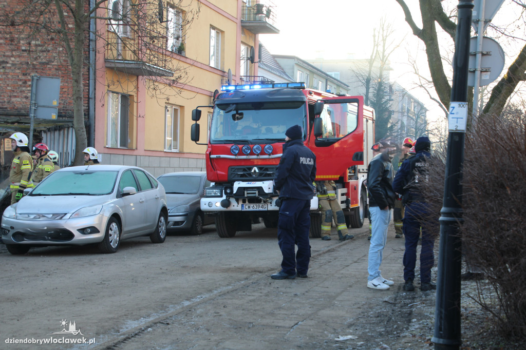 Ratownicy przeszukują gruzowisko przy Chmielnej