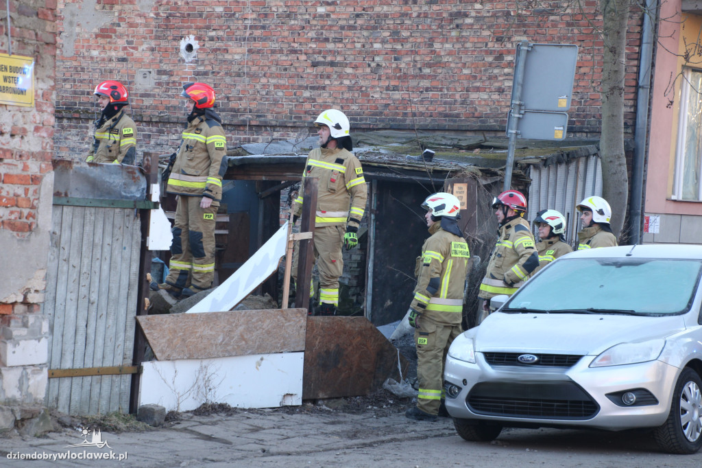 Ratownicy przeszukują gruzowisko przy Chmielnej