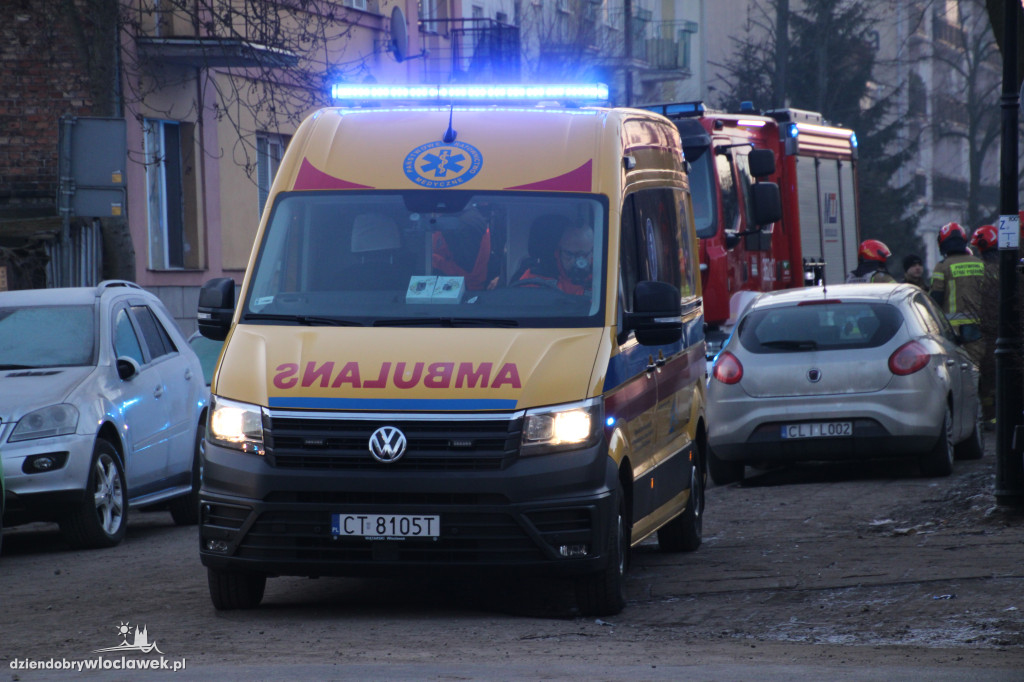 Ratownicy przeszukują gruzowisko przy Chmielnej