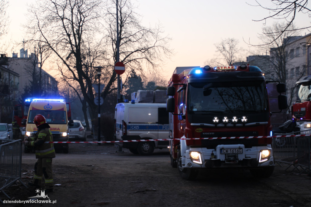 Ratownicy przeszukują gruzowisko przy Chmielnej