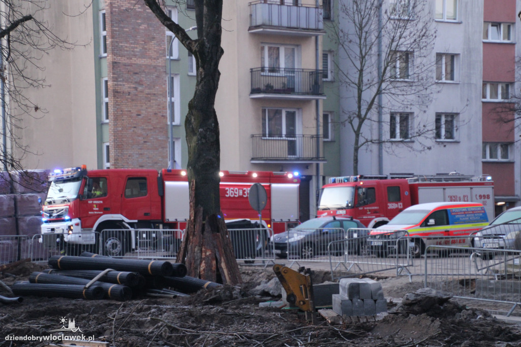Ratownicy przeszukują gruzowisko przy Chmielnej