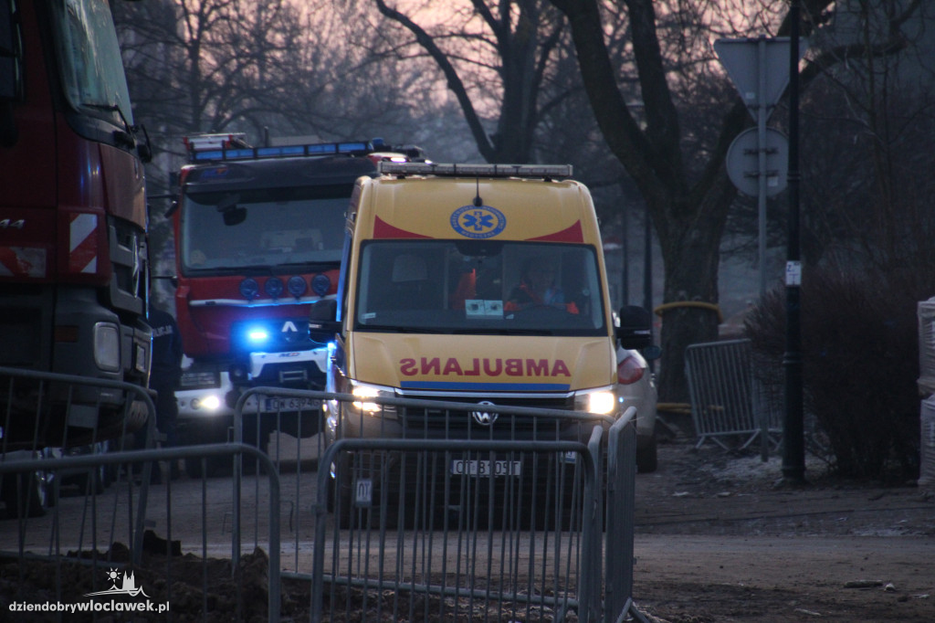Ratownicy przeszukują gruzowisko przy Chmielnej