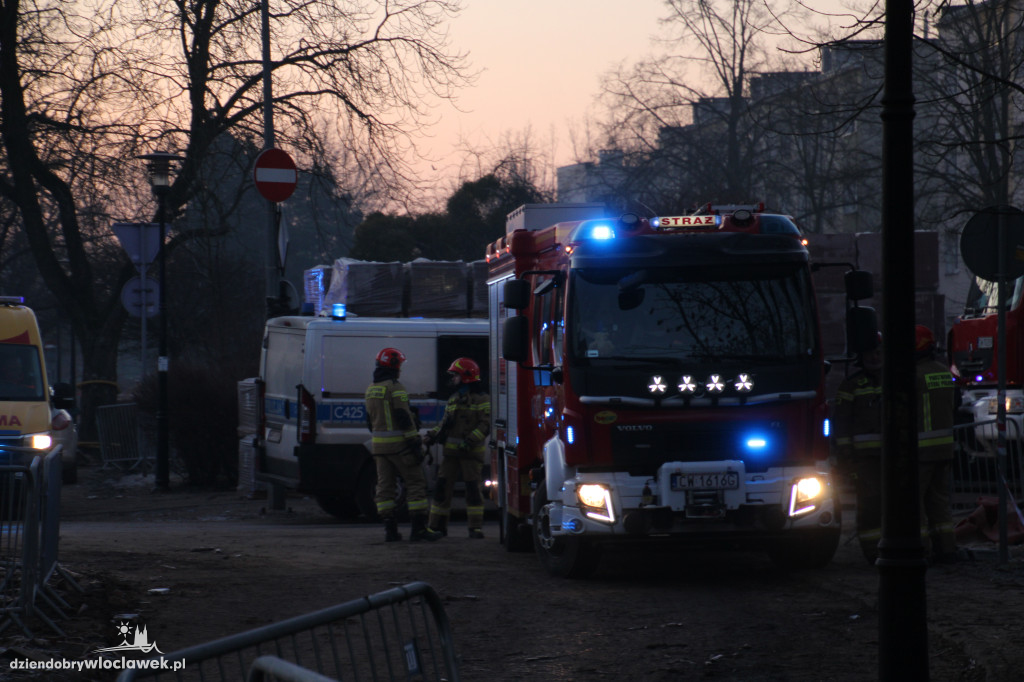 Ratownicy przeszukują gruzowisko przy Chmielnej