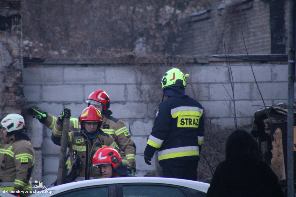 Ratownicy przeszukują gruzowisko przy Chmielnej